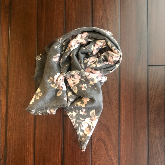 🎉HP🎉 🎀2 for $20🎀 Floral Scarf - Picture 5 of 6
